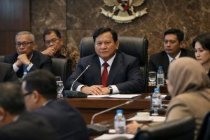 komisi xi dpr menantikan keputusan prabowo untuk calon pengganti perry warjiyo sebagai gubernur bank indonesia, memastikan kelanjutan kepemimpinan yang stabil dan efektif.